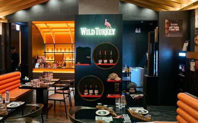 서울 성동구 성수동 문츠바베큐에 마련된 와일드 터키 팝업 스토어 ‘켄터리 인 서울’ 매장 전경 사진캄파리코리아