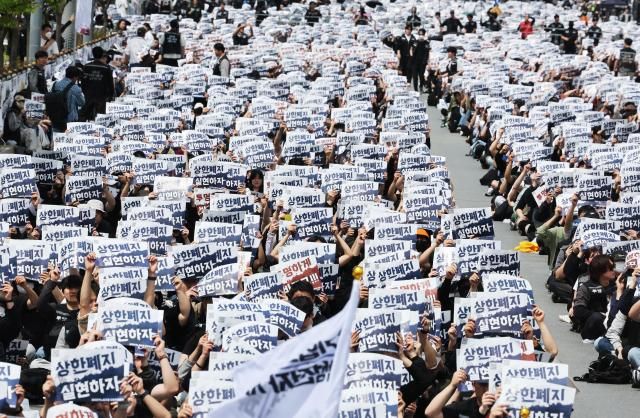 삼성전자 직원들이 대규모 집회를 여는 모습 사진삼성전자