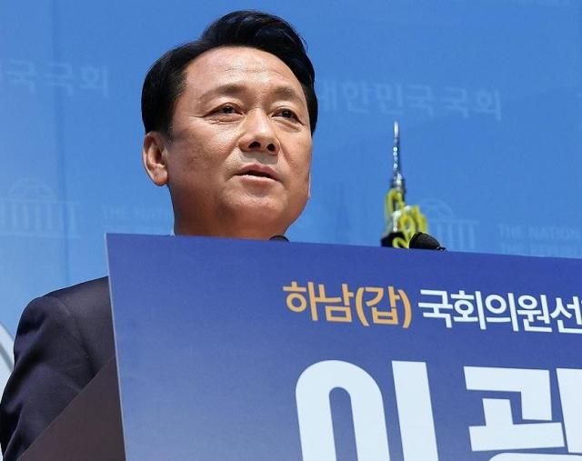 이광재 더불어민주당 경기 하남갑 국회의원 보궐선거 후보가 30일 국회 소통관에서 공식 출마 선언 기자회견을 하고 있다사진연합뉴스