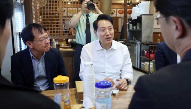 오세훈 국민의힘 서울시장 후보왼쪽 2번가 30일 서울 구로구의 한 식당에서 열린 오세훈이 응원합니다-서울 직장인편에서 참석자와 대화하고 있다 사진연합뉴스