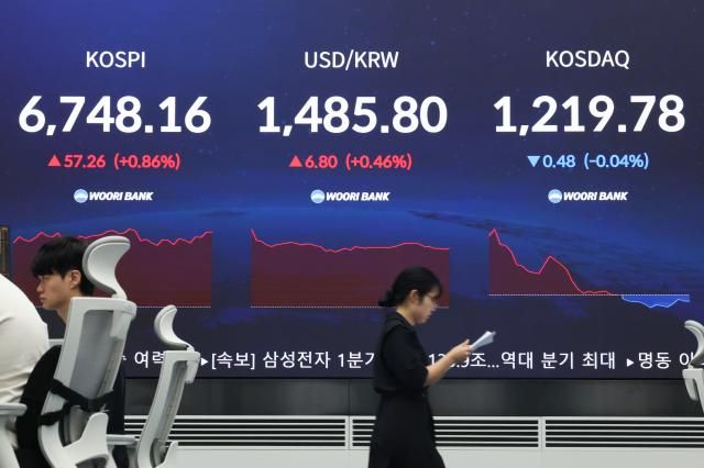 30일 오전 서울 중구 우리은행 본점 딜링룸 현황판 사진연합뉴스 
