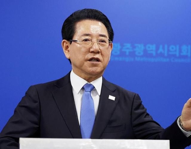 김영록 전남지사가 29일 광주광역시의회 브리핑룸에서 전남광주통합특별시장 경선과 관련한 발언을 하고 있다 사진연합뉴스