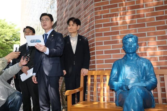 정원오 더불어민주당 서울시장 후보왼쪽 2번가 30일 오전 서울 종로구 전태일기념관 앞에서 노동공약을 발표하고 있다 사진연합뉴스