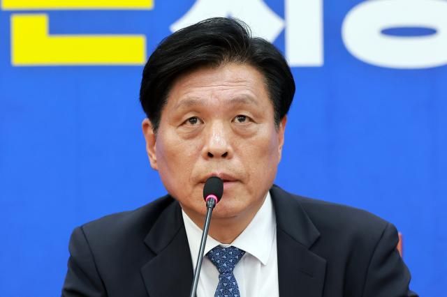 더불어민주당 조승래 사무총장이 5일 국회에서 63 지방선거 슬로건과 홍보캠페인을 발표하고 있다사진연합뉴스