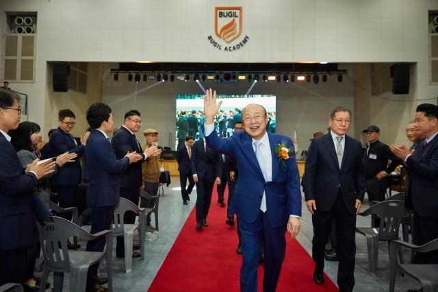 김승연 회장이 북일고 개교 50주년 기념 행사에 참석해 인사하고 있다 사진한화