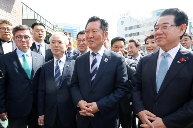 더불어민주당 정청래 대표가 5일 광주 동구 남동성당을 찾아 이야기를 나누고 있다사진연합뉴스