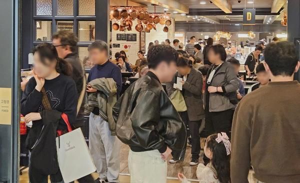 5일 서울 송파구 잠실에 있는 애슐리퀸즈 매장 안이 손님들로 가득 찬 모습 사진홍승완 기자