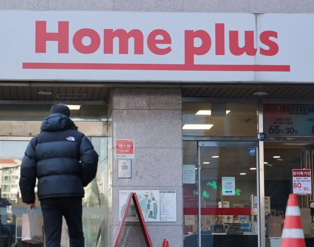 홈플러스 다수 점포 정리 이어 희망퇴직 시행 서울연합뉴스 류영석 기자 기업회생절차를 밟고 있는 홈플러스가 본사 차장 이상 및 부서장 이상 직책자를 대상으로 희망퇴직을 시행한 가운데 28일 서울의 한 홈플러스 지점 모습 회사는 매출과 인력 수요가 크게 줄어들어 경쟁력을 강화하기 위해서는 본사 인력 효율화가 불가피한 상황이라며 이번 희망퇴직은 당면한 유동성 위기를 극복하고 경쟁력을 회복하기 위한 구조혁신의 일환이라고 밝혔다 2026128 ondolynacokr2026-01-28 143049 저작권자 ⓒ ㈜연합뉴스 무단 전재 재배포 금지 AI 학습 및 활용 금지저작권자 ⓒ ㈜연합뉴스 무단 전재 재배포 금지 AI 학습 및 활용 금지