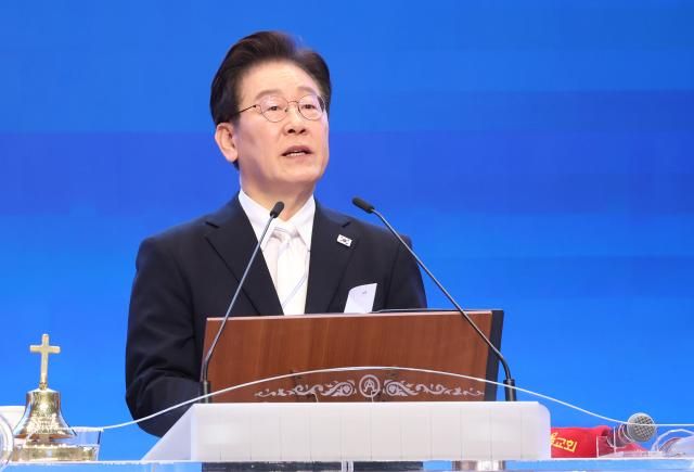 이재명 대통령이 5일 서울 여의도순복음교회에서 열린 부활절 연합예배에서 축사하고 있다 사진연합뉴스