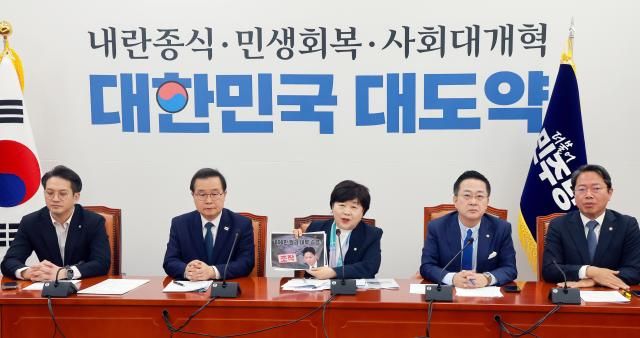 국회 윤석열 정권 정치검찰 조작기소 의혹 사건 진상규명 국정조사특별위원장인 더불어민주당 서영교 의원이 5일 국회에서 특위 관련 기자간담회를 하고 있다사진연합뉴스