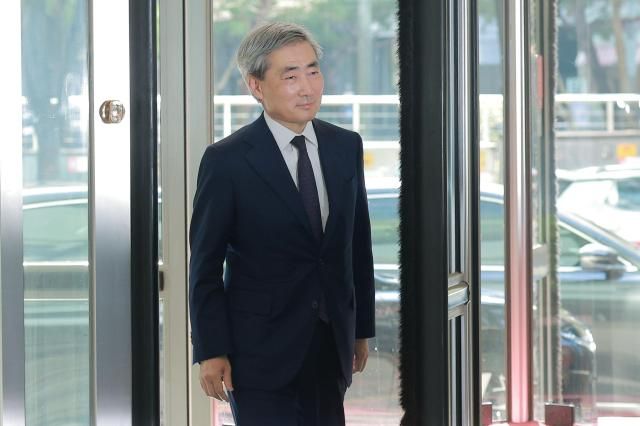 신현송 한국은행 총재 후보자가 31일 오전 서울 중구 한화금융플라자에 마련된 인사청문회 준비 사무실로 출근하고 있다 20260331사진유대길 기자 dbeorlf123ajunewscom