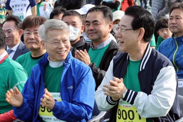 5일 광주 북구 전남대학교 종합운동장에서 열린 5·18 마라톤대회에서 민형배왼쪽 김영록 전남광주통합시장 예비후보가 참석해 박수를 치고 있다 사진연합뉴스
