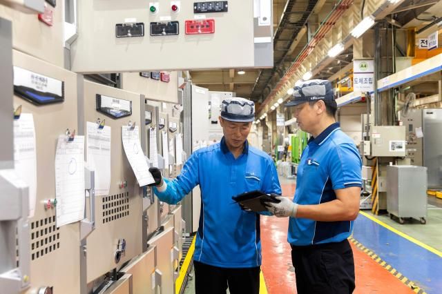 LS일렉트릭은 정년 후 재고용 확대를 본격화한다고 밝혔다 사진은 LS일렉트릭 청주 공장에서 관계자들이 배전반을 최종 점검하는 모습 사진LS일렉트릭