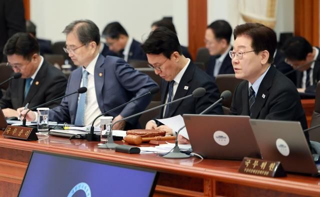  이재명 대통령이 6일 청와대에서 국무회의 겸 비상경제점검회의를 주재하고 있다 사진연합뉴스 