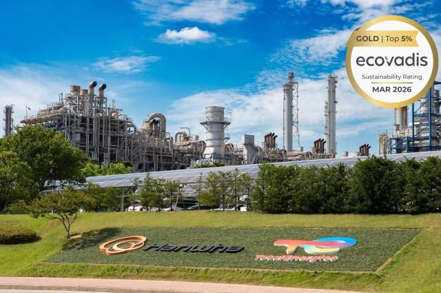 한화토탈에너지스는 글로벌 ESG 평가 플랫폼 에코바디스EcoVadis로부터 골드 등급을 획득했다 한화토탈에너지스 로고와 에코바디스 골드 등급 메달 사진한화토탈에너지스