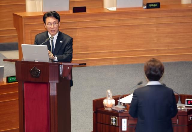 김민석 국무총리가 6일 국회에서 열린 경제 분야 대정부 질문에서 답하고 있다 사진연합뉴스