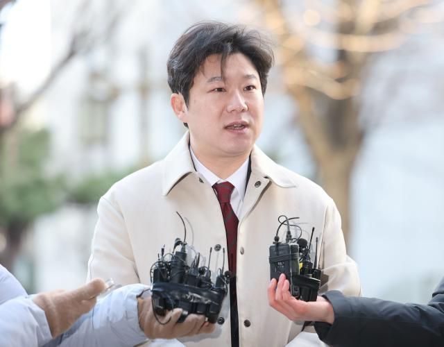 김경 서울시의원의 종교단체 동원 의혹을 고발한 진종오 국민의힘 의원이 지난 1월 13일 마포구 서울경찰청 공공범죄수사대에 조사를 받기 위해 출석하며 취재진 질문에 답하고 있다 사진연합뉴스