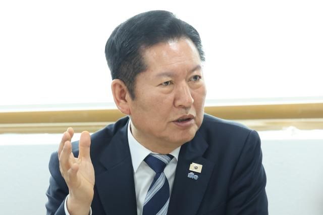 정청래 더불어민주당 대표가 5일 광주 동구 남동성당을 찾아 발언하고 있다 사진연합뉴스