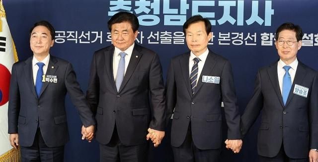 3월 31일 서울 영등포구 여의도 더불어민주당 당사에서 열린 충청남도지사 공직선거 후보자 선출을 위한 본경선 합동연설회에서 예비후보들이 기념 촬영하고 있다 왼쪽부터 박수현 후보 소병훈 중앙당 선거관리위원장 나소열·양승조 후보 사진연합뉴스