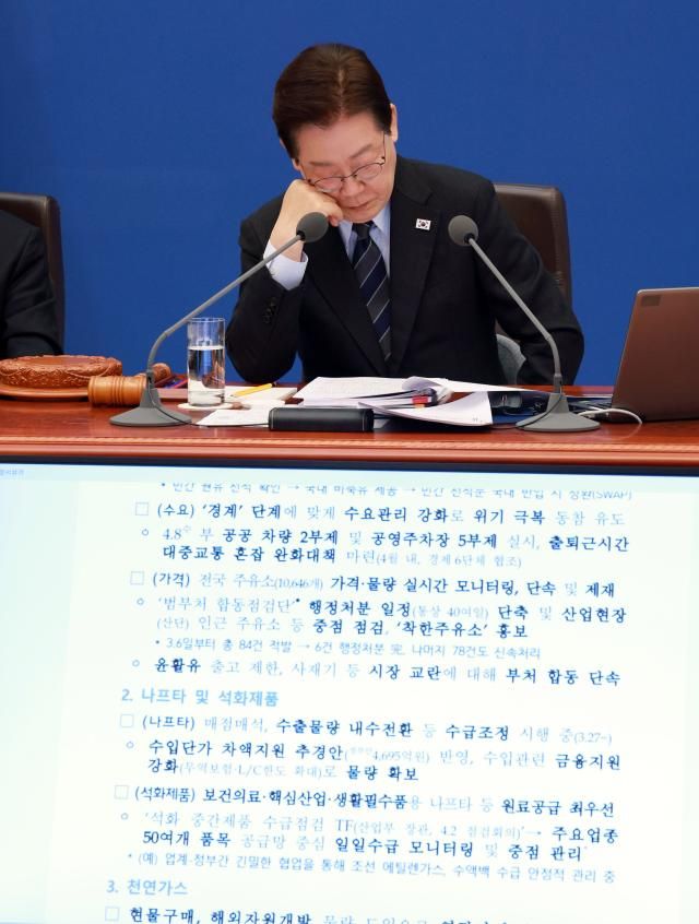 이재명 대통령이 6일 청와대에서 열린 국무회의 겸 비상경제점검회의에서 구윤철 부총리 겸 재정경제부 장관의 중동 전쟁 관련 비상국정운영 및 대응 현황 관련 보고를 청취하고 있다 사진연합뉴스