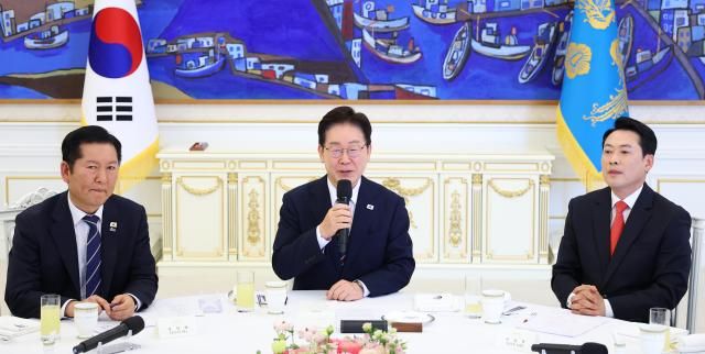 이재명 대통령이 7일 청와대에서 열린 여·야·정 민생경제 협의체 회담에서 발언을 하고 있다 왼쪽부터 더불어민주당 정청래 대표 이 대통령 국민의힘 장동혁 대표 사진연합뉴스