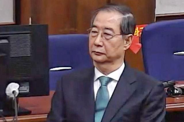 내란 중요임무 종사 혐의를 받는 한덕수 전 국무총리왼쪽가 21일 서울중앙지법에서 열린 1심 선고 공판에 출석해 있다 사진연합뉴스