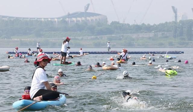 작년 6월 1일 뚝섬한강공원에서 열린 제2회 쉬엄쉬엄 한강 3종 축제에서 시민들이 수영을 즐기는 모습 사진연합뉴스