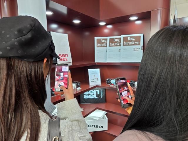 고객들이 서울 성동구 ‘517랩’에서 열린 센슬 팝업스토어에서 기념사진을 찍고 있다. [사진=조재형 기자]