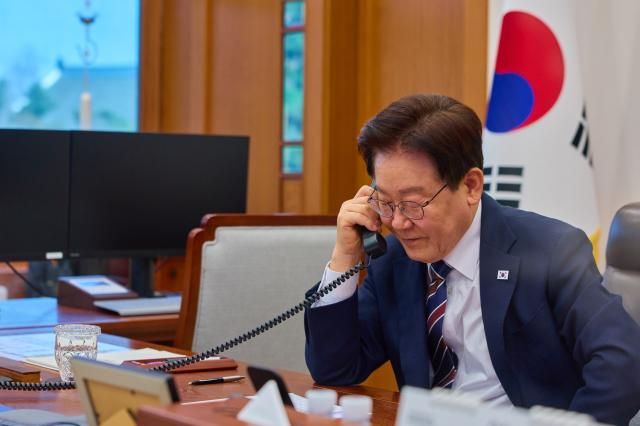 이재명 대통령이 7일 청와대 여민관 집무실에서 연임에 성공한 아누틴 찬위라꾼 태국 총리와 통화하고 있다 사진연합뉴스