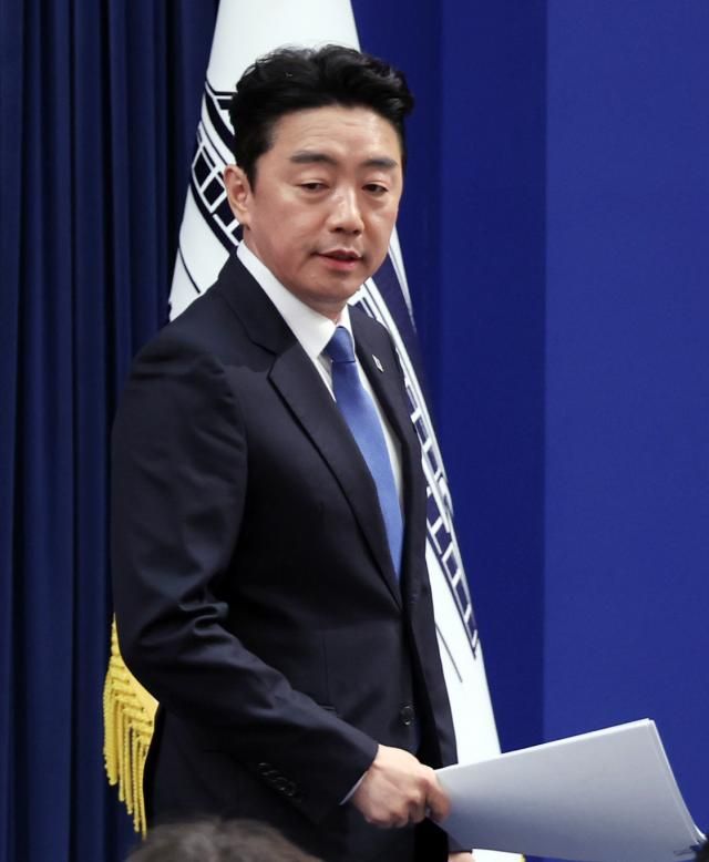 강훈식 비서실장이 7일 청와대에서 열린 중동상황 관련 기자간담회에 입장하고 있다 사진연합뉴스