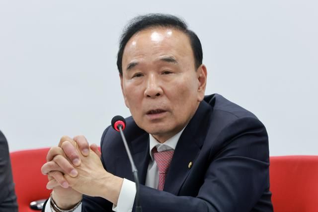 박덕흠 국민의힘 공천관리위원장이 지난 2일 서울 영등포구 여의도 중앙당사에서 열린 공천관리위원회 첫 회의에서 발언하고 있다 사진연합뉴스