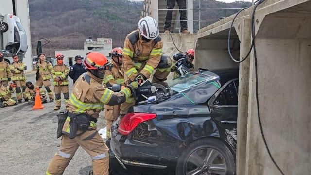 대통령경호처 경호안전교육원이 중앙소방학교와 합동으로 특수차량이 포함된 복합 사고 발생 훈련을 실시하고 있다 사진대통령경호처