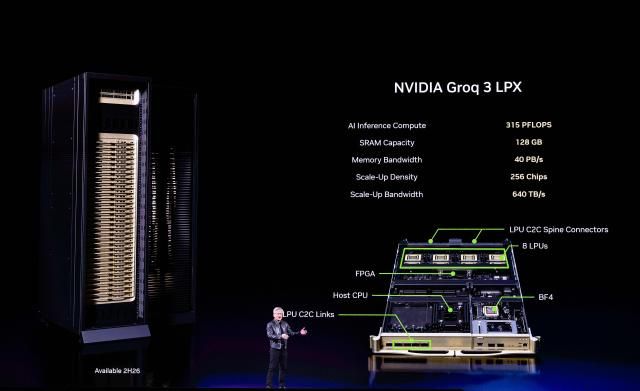 젠슨 황 엔비디아 CEO가 지난달 미국 새너제이에서 열린 GTC 2026에서 그록3 LPU를 설명하고 있다 사진연합뉴스