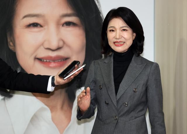 대구시장 선거에 출사표를 던진 이진숙 전 방송통신위원장이 지난 6일 오후 대구 시내 자신의 선거캠프에서 기자들과 만나 질문에 답하고 있다 사진연합뉴스