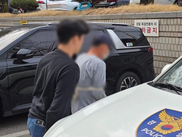 60대 남성 A씨가 구속 전 피의자 심문영장실질심사를 마치고 1일 오후 서울 서초구 서울중앙지법을 나서고 있다 사진연합뉴스