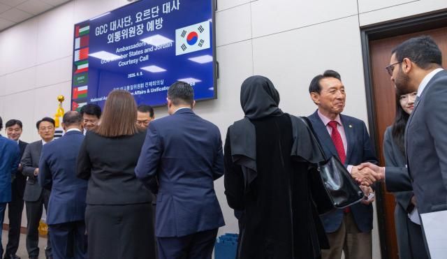 김석기 국회 외교통일위원회 위원장을 비롯한 외통위원들이 8일 국회 외통위에서 걸프협력회의GCC 소속 국가 대사들과 요르단 대사 등 중동 지역 7개국 주한 대사들과 면담하기 전 인사하고 있다 사진연합뉴스