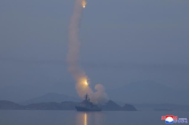 김정은 북한 국무위원장이 화상으로 참관한 가운데 지난 10일 구축함 최현호에서 순항미사일 시험발사를 진행했다고 조선중앙통신이 지난 3월 11일 보도했다 사진연합뉴스 