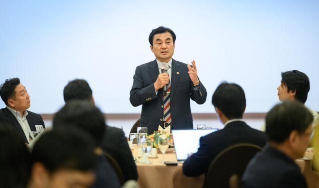 안규백 국방부 장관이 7일 서울 용산구 국방컨벤션에서 개최된 기자단 간담회에서 인사말을 하고 있다 사진국방부 