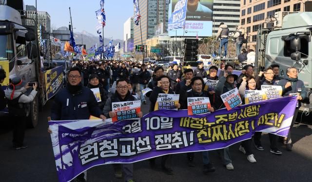 노란봉투법노동조합 및 노동관계조정법 2·3조 개정 법률 시행 첫날인 10일 서울 세종로에서 열린 민주노총 투쟁 선포대회에서 집회를 마친 민주노총 조합원 등이 행진하고 있다사진연합뉴스