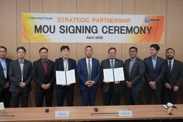 사진설명 1 4월8일 한화파워 부산사업소에서 양사가 MOU를 체결했다 좌 김형석 한화파워 선박솔루션사업부장 우 Mohd Nazir Mohd Nor MHB CEO 
