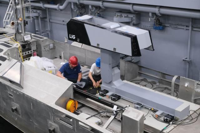  미국 RIMPAC에서 LIG DA 관계자들이 무인수상정에 탑재된 비궁 발사대를 점검하고 있다