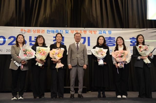 소상공인시장진흥공단 직원들이 최근 대전에서 열린 2026년 전국상인연합회 정기총회에서 표창장을 받은 뒤 기념촬영을 하고 있다 사진소진공