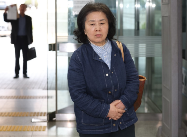 김영선 전 국민의힘 의원이 지난 1일 서초동 서울중앙지법에서 열리는 오세훈 서울시장의 여론조사 대납 의혹 사건 1심 속행 공판에 증인신문을 위해 출석하고 있다 사진연합뉴스