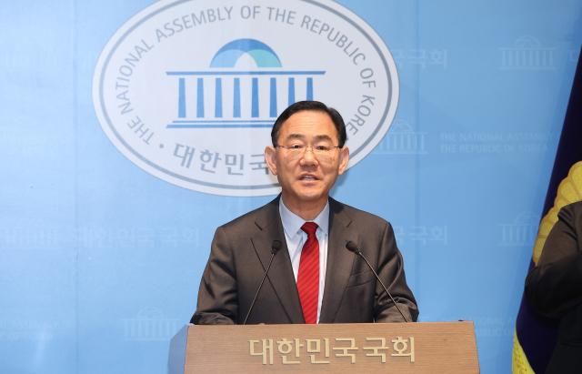 국민의힘 대구시장 후보 경선에서 컷오프공천 배제된 6선 주호영 의원이 8일 서울 여의도 국회 소통관에서 기자회견을 열고 있다사진연합뉴스