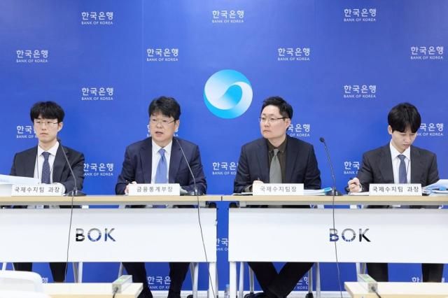 8일 오전 서울 중구 한국은행에서 열린 2026년 2월 국제수지잠정 설명회에서 관계자들이 참석하고 있다 사진한은
