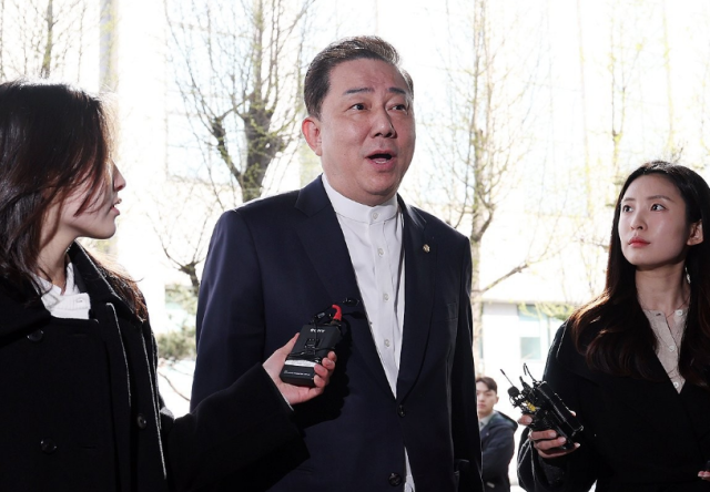 뇌물수수 의혹 등을 받는 김병기 무소속 의원이 8일 서울 마포구 서울경찰청 공공범죄수사대에 조사를 받기 위해 출석하며 취재진의 질문에 답하고 있다 사진연합뉴스