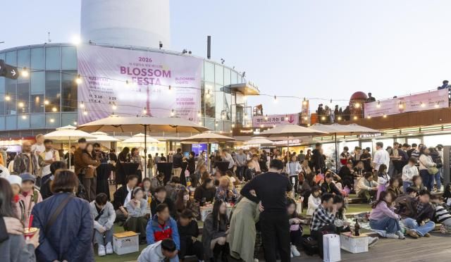 지난 4일 서울 남산 ‘N서울타워’에서 열린 ‘2026 남산 와인페어’ 현장이 방문객들로 북적이고 있다 사진CJ푸드빌