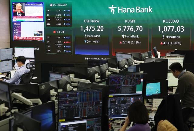 8일 오전 서울 중구 하나은행 딜링룸 모습 사진연합뉴스