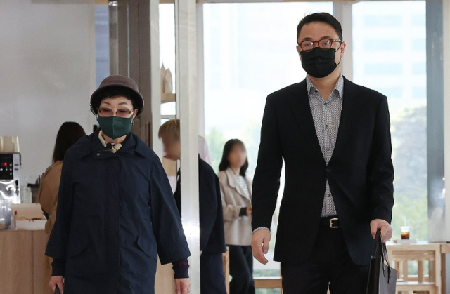양평 공흥지구 개발 특혜 의혹과 관련해 김건희 여사의 오빠 김진우씨오른쪽와 모친 최은순씨가 지난해 11월 4일 서울 광화문 KT빌딩에 마련된 김건희 특검 사무실에 피의자 신분으로 출석하고 있다 사진연합뉴스