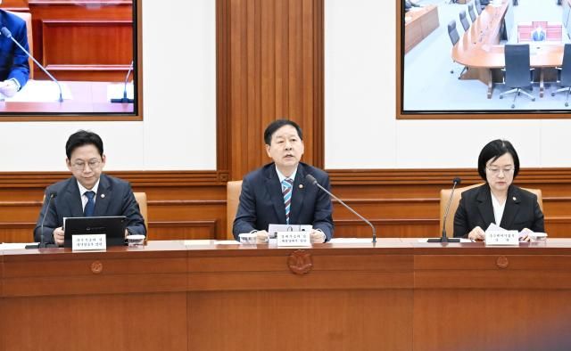 구윤철 부총리 겸 재정경제부 장관이 4월 9일 서울 종로구 정부서울청사에서 열린 민생물가 특별관리 관계장관TF를 주재 모두발언을 하고 있다사진재정경제부